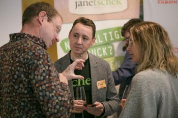 Drei Personen reden miteinander