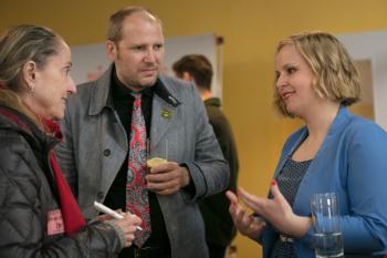 Die Geschäftsführung Rene Fischer und Agnes Zauner sind in ein Gespärch vertieft.