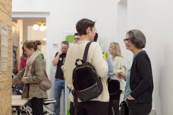 Anstehen bei der Garderobe