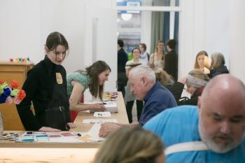 Namenskärtchen schreiben bei der Anmeldung