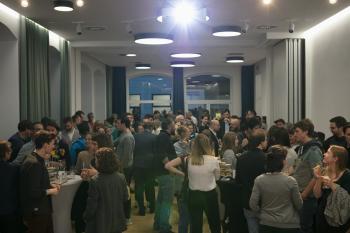 Der Eventspace ist gut gefüllt. Es wird miteinander geredet und getrunken.