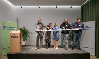 Rene Fischer, Mira Nograsek, Agnes Zauner, Martin Wittner und Nikolai Miron stehen auf der Bühne und schneiden ein Band durch.