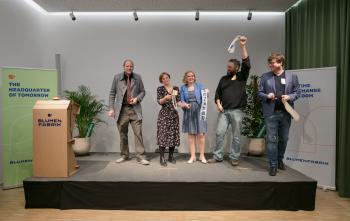 Rene Fischer, Mira Nograsek, Agnes Zauner, Martin Wittner und Nikolai Miron stehen auf der Bühne, lachen und halten die Stücke, des gerade durchgeschnittenen Bands, in die Luft