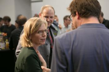 Rene Fischer, Leonore Gewessler und Nikolai Miron reden miteinander