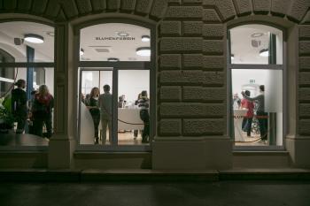 Das Gebäude der Blumenfabrik von Außen. Durch die Fenster kommt Licht und man erkennt die Besucher:innen.