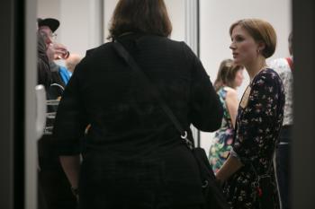 Zwei Frauen stehen um einen Tisch und unterhalten sich