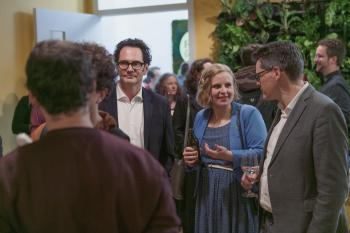 Drei Personen reden miteinander