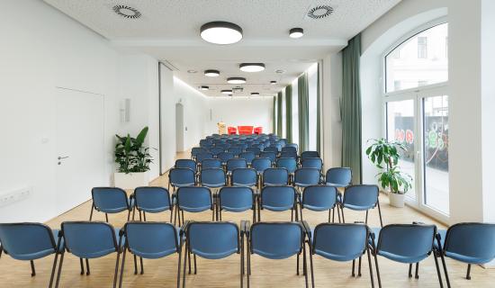 Meetingraum mit Podiums-Setting