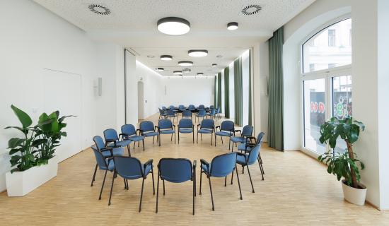 Meetingraum mit zwei Sesselkreisen