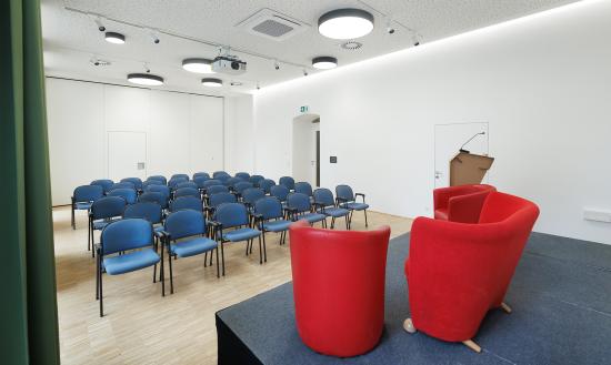 Meetingraum mit Podiums-Setting