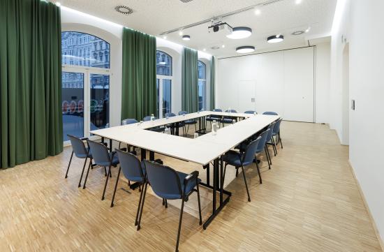 Meetingraum mit Tisch und Stühlen