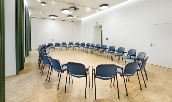 Meetingraum mit Sesselkreis
